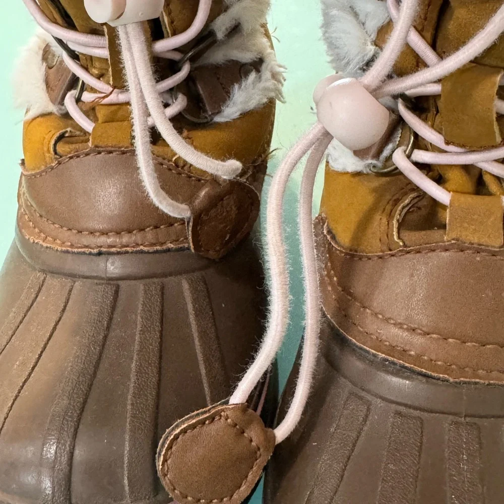 London Fog  Girls Size 2 Winter Snow‎ Boots Faux Fur Lined Excellent Condition